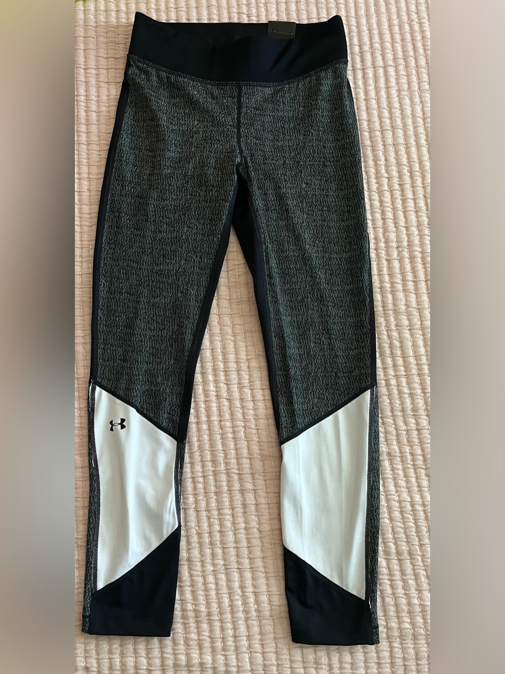 New Under Armour Black Gray White tight fit crop Leggings size small